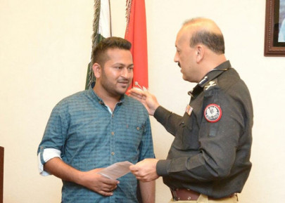 ig sindh awards rs50 000 to karachiite for killing robbers