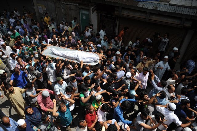 kashmiri muslims carry the body of 20 year old riyaz ahmed shah during his funeral in downtown srinagar on august 3 2016 photo afp