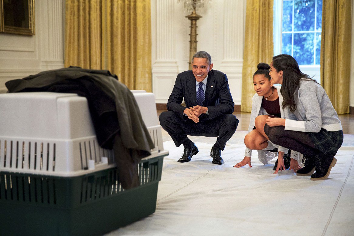 barack obama with his daughters photo twitter glamourmag