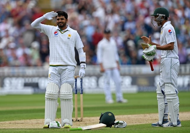 younus khan r applauds as azhar ali celebrates reaching his century at edgbaston in birmingham on august 4 2016 photo afp younus khan r applauds as azhar ali celebrates reaching his century at edgbaston in birmingham on august 4 2016 photo afp