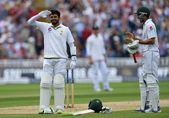 younus khan r applauds as azhar ali celebrates reaching his century at edgbaston in birmingham on august 4 2016 photo afp younus khan r applauds as azhar ali celebrates reaching his century at edgbaston in birmingham on august 4 2016 photo afp