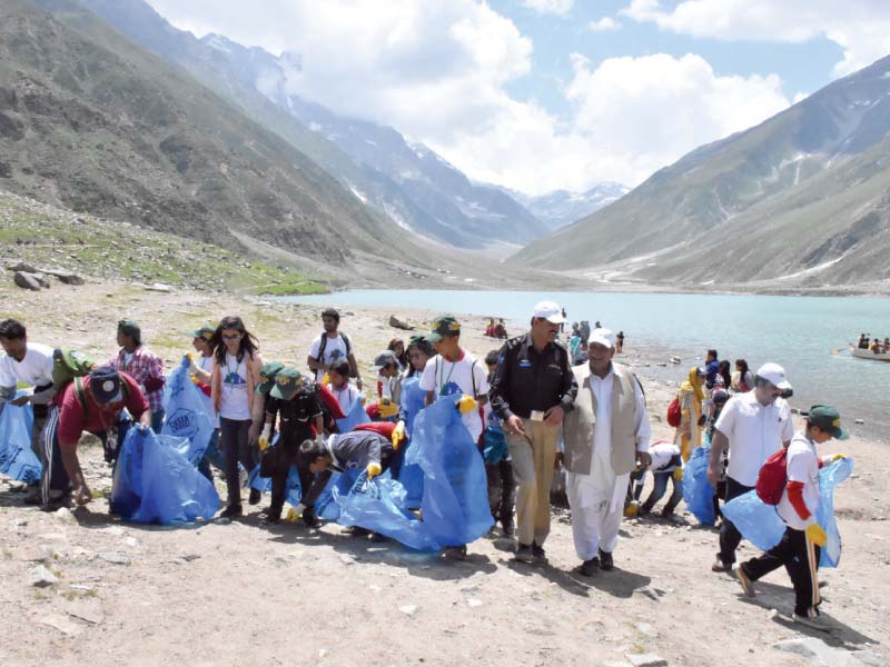 students clean the bank of saiful malook photo express