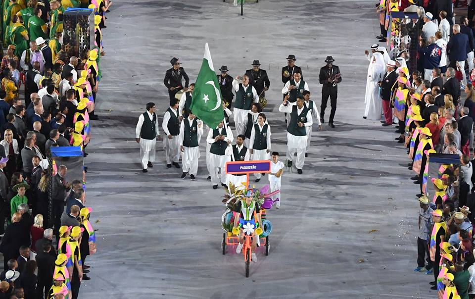 flagbearer ghulam mustafa bashir of pakistan leads his contingent during the opening ceremony on august 05 2016 at maracana rio de janeiro brazil photo reuters