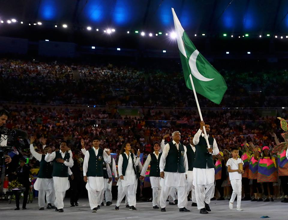 flagbearer ghulam mustafa bashir of pakistan leads his contingent during the opening ceremony on august 05 2016 at maracana rio de janeiro brazil photo reuters