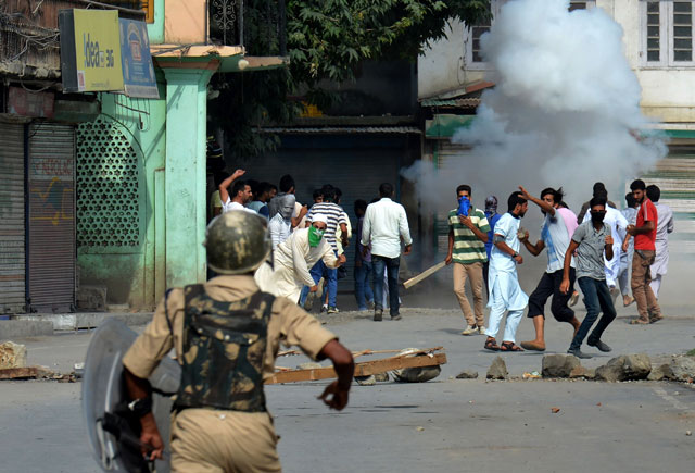 kashmiri protestors clash with indian government forces during a clash in srinagar on august 5 2016 photo afp