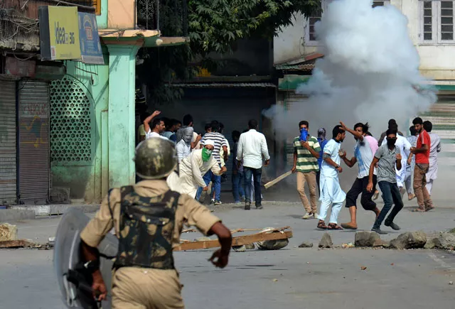 kashmiri protestors clash with indian government forces during a clash in srinagar on august 5 2016 photo afp kashmiri protestors clash with indian government forces during a clash in srinagar on august 5 2016 photo afp