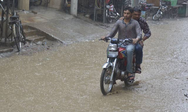 over 400 feeders of karachi s power utility company tripped plunging major parts of the city into darkness photo inp over 400 feeders of karachi s power utility company tripped plunging major parts of the city into darkness photo inp
