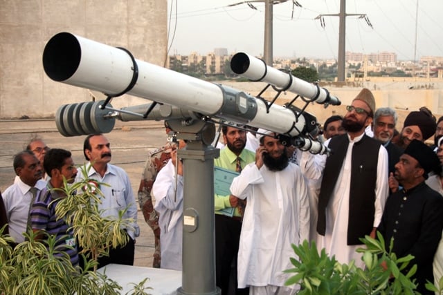 Pakistan Ruet-e-Hilal committee chairman Mufti Muneeb-ur-Rehman. PHOTO: EXPRESS/MOHAMMED NOMAN