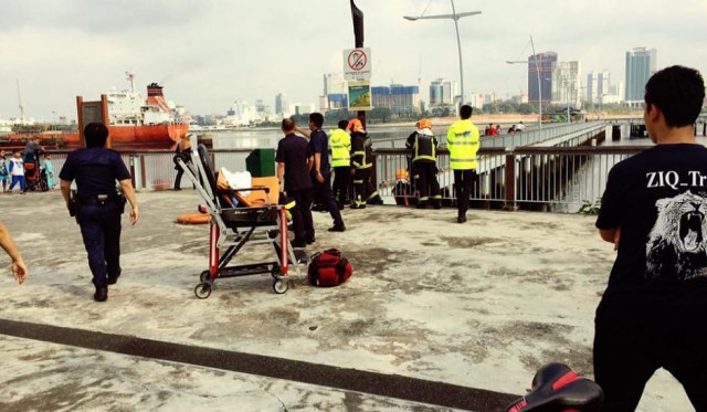 police and civil defense personnel retrieving the dead body photo noor azmi police and civil defense personnel retrieving the dead body photo noor azmi