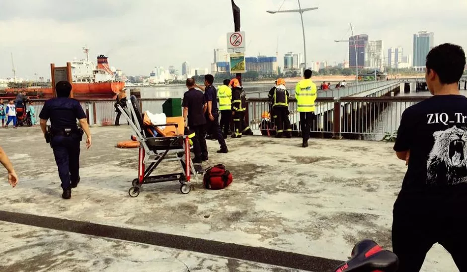 police and civil defense personnel retrieving the dead body photo noor azmi police and civil defense personnel retrieving the dead body photo noor azmi