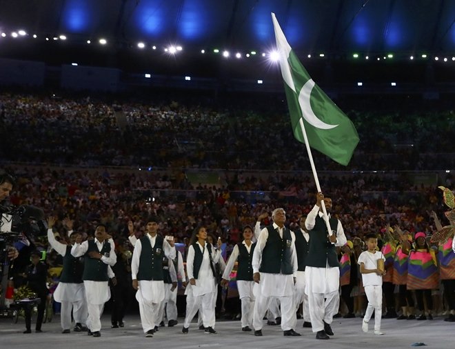 flagbearer ghulam mustafa bashir pak of pakistan leads his contingent during the opening ceremony photo reuters