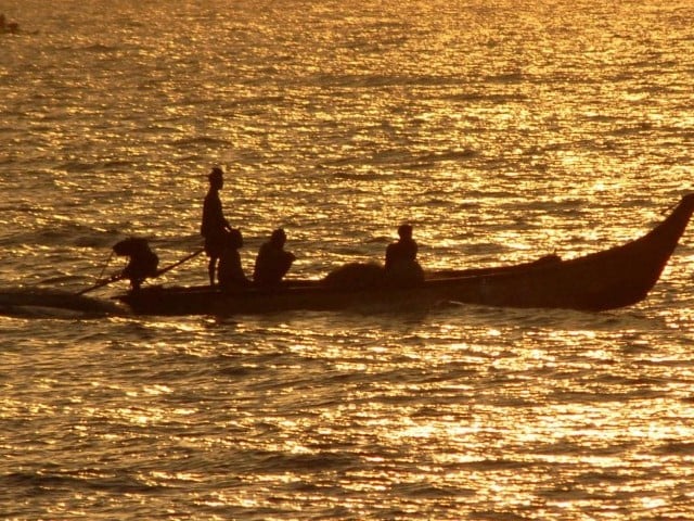 thatta deputy commissioner tahir hussain sangi told the local media that the search operation by the navy will resume again today thursday photo epa