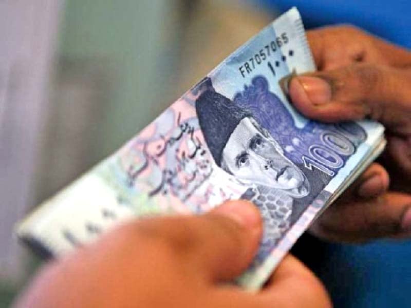 rupee falls to 3 week low against dollar