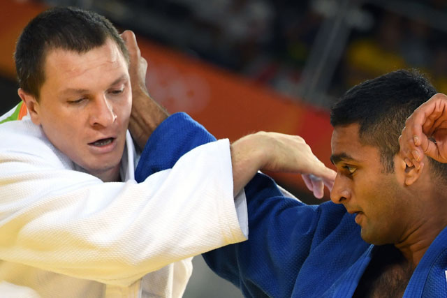 ukraine 039 s artem bloshenko white competes with pakistan 039 s shah hussain shah during their men 039 s  100kg judo contest match of the rio 2016 olympic games in rio de janeiro on august 11 2016 photo afp