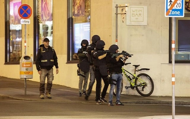 police officers aim their weapons on the corner of a street after exchanges of gunfire in vienna austria november 2 2020 photo reuters police officers aim their weapons on the corner of a street after exchanges of gunfire in vienna austria november 2 2020 photo reuters