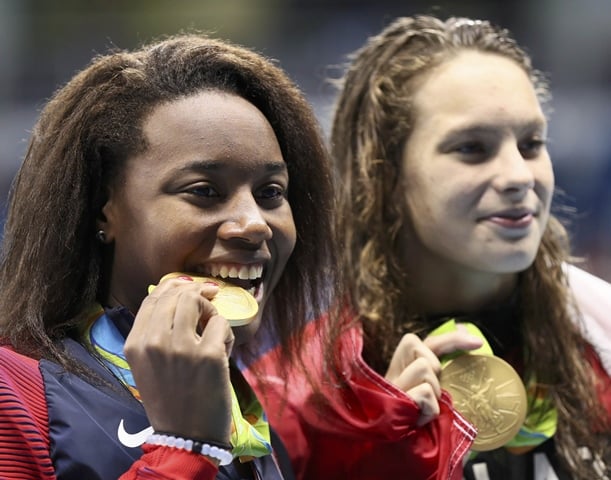 simone manuel l and penelope oleksiak pose with their medals on the podium photo reuters