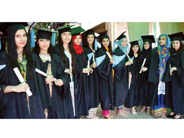 high achievers 560 students graduate from fast university