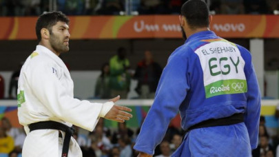 egyptian judoka refuses to shake hands with israeli rival egyptian judoka refuses to shake hands with israeli rival