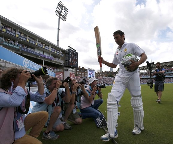 younus khan waves to crowd after he was out for 218 photo reuters