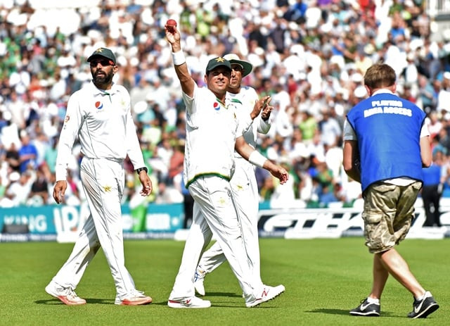 yasir shah 2nd l holds up the ball as he celebrates taking five wickets at the oval in london on august 14 2016 photo afp
