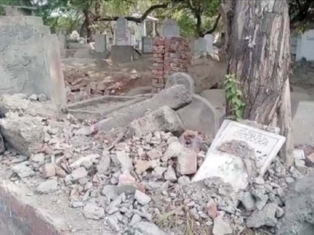 new graves are being built by removing the old and unclaimed ones in the cemeteries photo abid nawaz express new graves are being built by removing the old and unclaimed ones in the cemeteries photo abid nawaz express