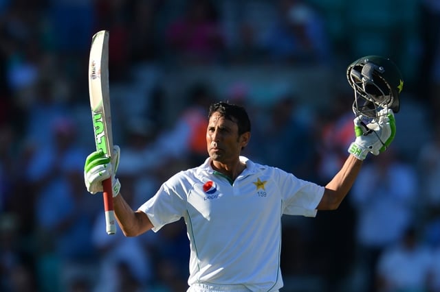 younus khan celebrates reaching 200 at the oval in london on august 13 2016 photo afp