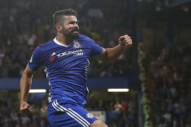 diego costa celebrates after scoring chelsea 039 s second goal at stamford bridge in london on august 15 2016 photo afp