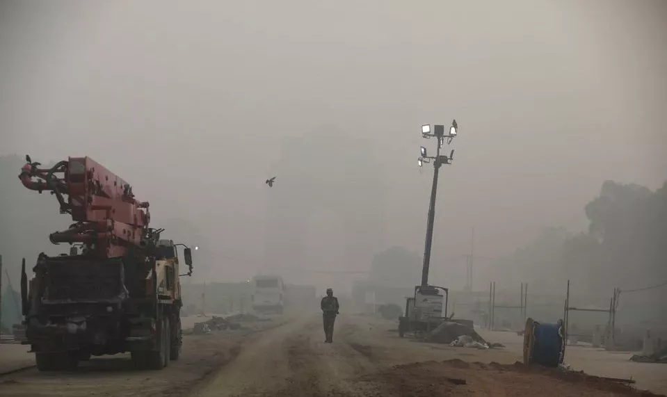 an indian paramilitary soldier walks near india gate which is shrouded in smog in new delhi india november 5 2021 reuters an indian paramilitary soldier walks near india gate which is shrouded in smog in new delhi india november 5 2021 reuters