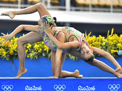 rio olympics mexican swimmers perform on the quirkiest bollywood song