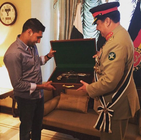 army chief general raheel sharif presents boxer amir khan with the antique british pistol photo amir khan army chief general raheel sharif presents boxer amir khan with the antique british pistol photo amir khan