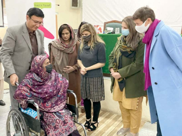 first lady samina alvi talks to a woman on wheelchair photo express first lady samina alvi talks to a woman on wheelchair photo express