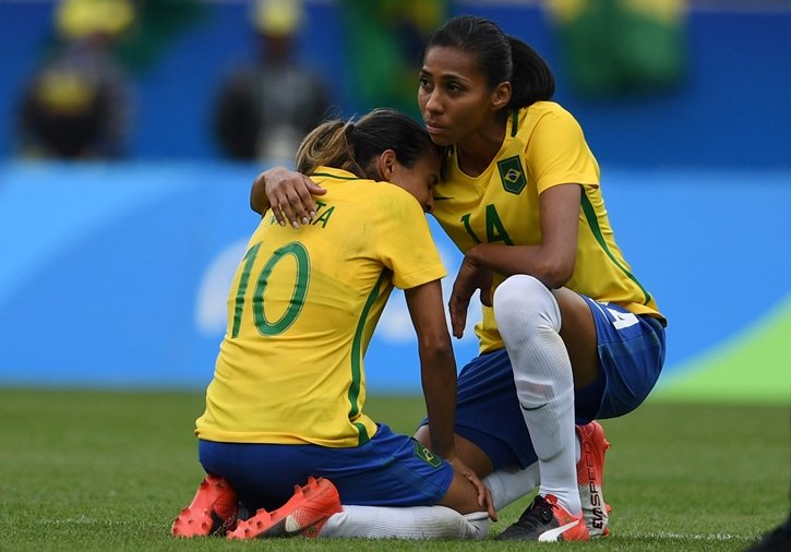 brazil 039 s player bruna r comforts teammate marta after losing to sweden in their rio 2016 olympic games women 039 s semi final football match at the maracana stadium in rio de janeiro brazil on august 16 2016 photo afp