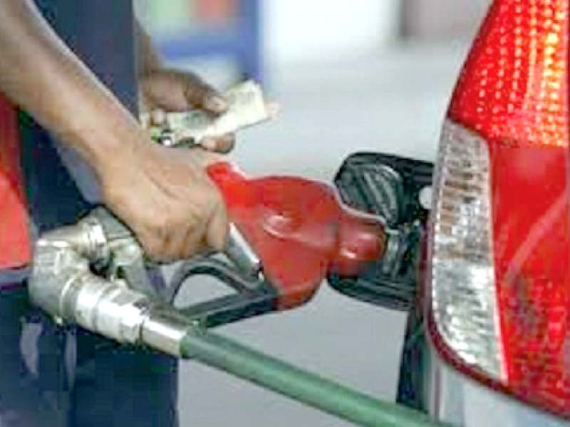 حکومت نے پیٹرول کی سبسڈی بڑھا کر 100 روپے فی لیٹر کر دی  ایکسپریس ٹریبیون