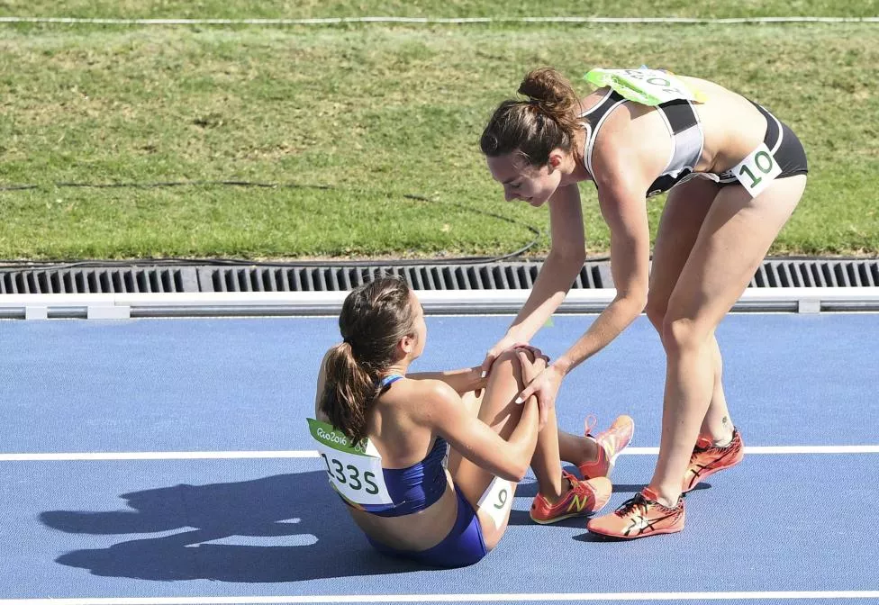 nikki hamblin stops to help abbey d 039 agostino photo reuters nikki hamblin stops to help abbey d 039 agostino photo reuters