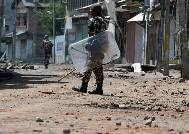 indian paramilitary troopers stand guard during a curfew in the batmaloo area of srinagar on august 17 2016 photo afp