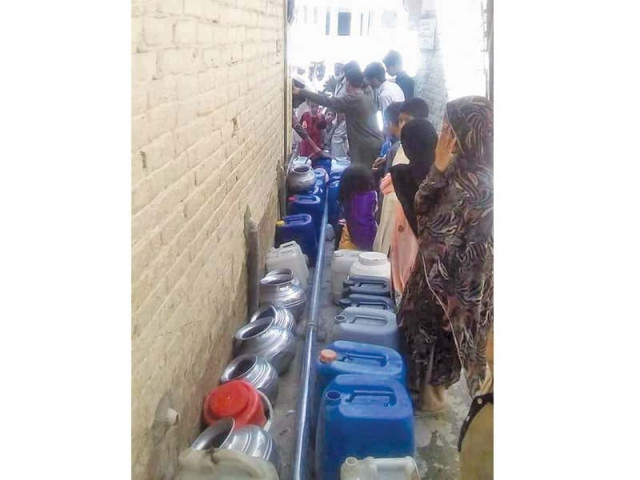 people stand in a queue to fill water photo express people stand in a queue to fill water photo express
