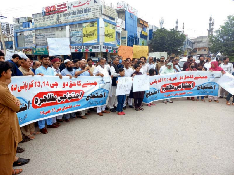 residents of sector g 13 and g 14 stage a protest against water shortage phoeo express