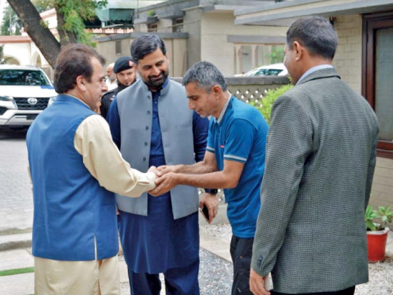 commissioner peshawar and his team bid adieu to shahid mahmood in peshawar photo express