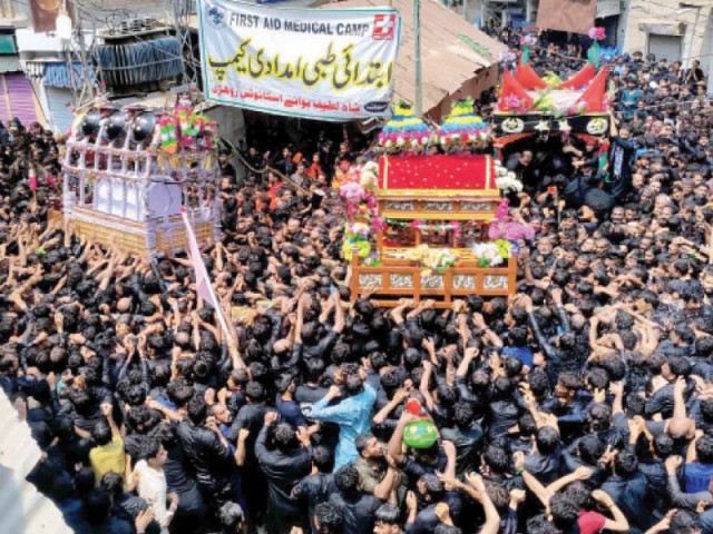 mourners participate in the 9th muharram procession in rohri photo app mourners participate in the 9th muharram procession in rohri photo app