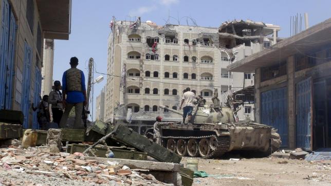 anti houthi fighters of the southern popular resistance stand near a tank in yemen 039 s southern port city of aden photo reuters