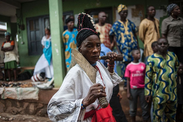 a priestess carries a ritual sword during the osun osogbo festival in osogbo nigeria on august 19 2016 photo afp