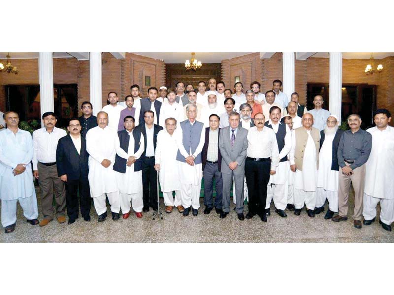 group photo of k p cm pervez khattak with cpne president zia shahid secretary general aijazul haq arif nizami jamil ather mehtab khan rehmat ali razi haroon shah anwer sajdi tahir farooq dr jabbar khattak ghulam nabi chandio mushtaq qureshi irfan ather ayaz khan mumtaz sadiq arif baloch rehman mangrio mohammad basheer and others photo express