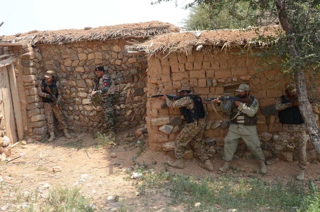 soldiers of pakistan army take part in operation khyber iii photo ispr