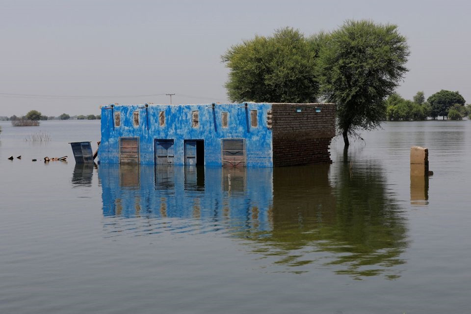 15 ستمبر 2022 کو سہون، پاکستان کے طلتی قصبے میں مون سون کے موسم کے دوران بارشوں اور سیلاب کے بعد سیلابی پانی کے درمیان زیر آب عمارت کو ایک منظر دکھاتا ہے۔ REUTERS/اختر سومرو