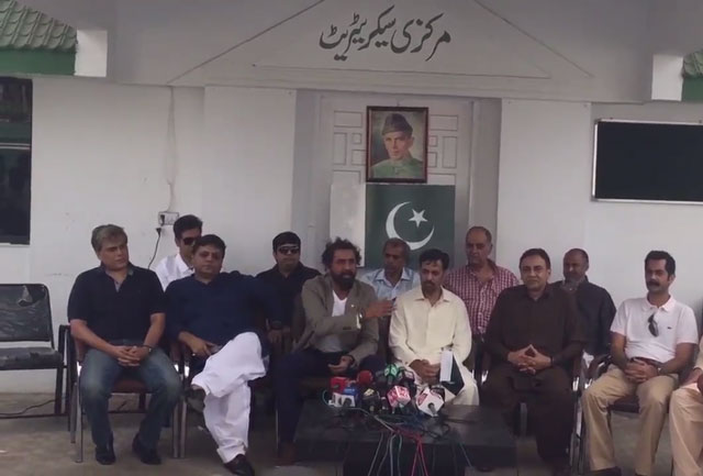 tv personality shahzad nawaz during a press conference in pechs karachi photo psp
