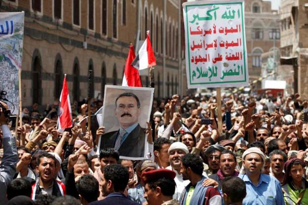 people hold a poster of yemen 039 s former president ali abdullah saleh as they demonstrate outside a parliament session held for the first time since a civil war began almost two years ago in sanaa yemen august 13 2016 photo reuters