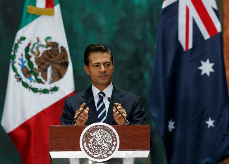 mexico 039 s president enrique pena nieto gives a speech next to australia 039 s governor general peter cosgrove not pictured photo reuters