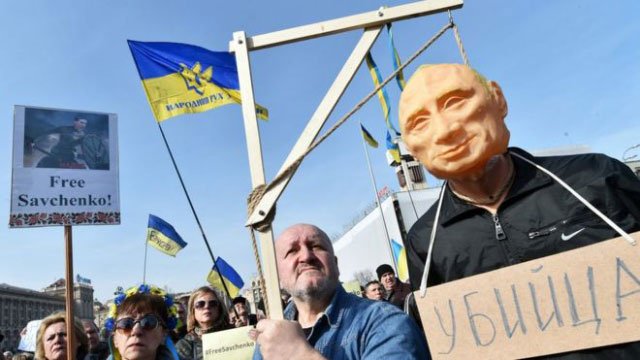 protesters with an effigy of vladimir putin in kiev ukraine photo afp