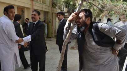 islamabad protest scba president shows picture of quetta bomber islamabad protest scba president shows picture of quetta bomber