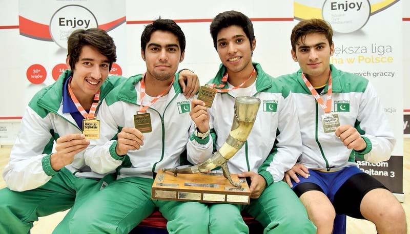 pakistan s junior squash team poses with the trophy after defeating egypt 2 1 in the world junior squash championship final to claim the title photo courtesy wsf